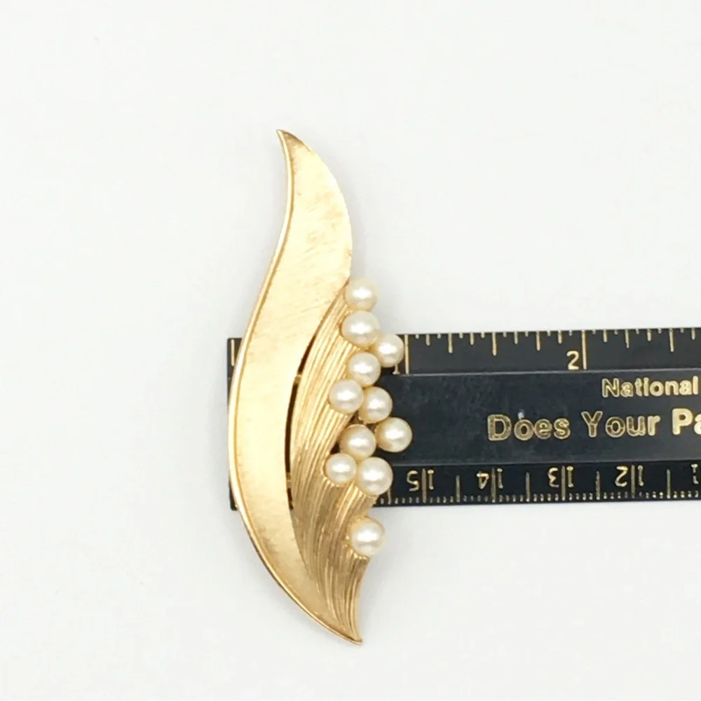 Vintage Crown Trifari Goldtone with Faux Pearls Floral Brooch Pin - Picture 10 of 11